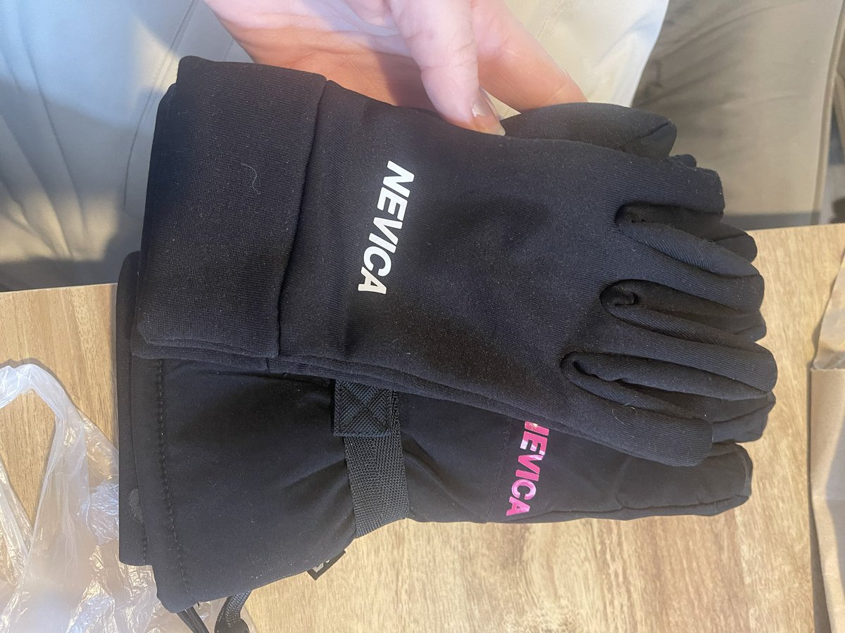 _shop_a_holic's tweet photo. @MartinSLewis am I right in thinking that consumer law states that @SportsDirectUK should reimburse me due to their faulty product causing damage to my coat? They are refusing to do anything about it. I have receipts for both the gloves bought from them and the new coat. Thanks https://t.co/2kfs9kiEX4
