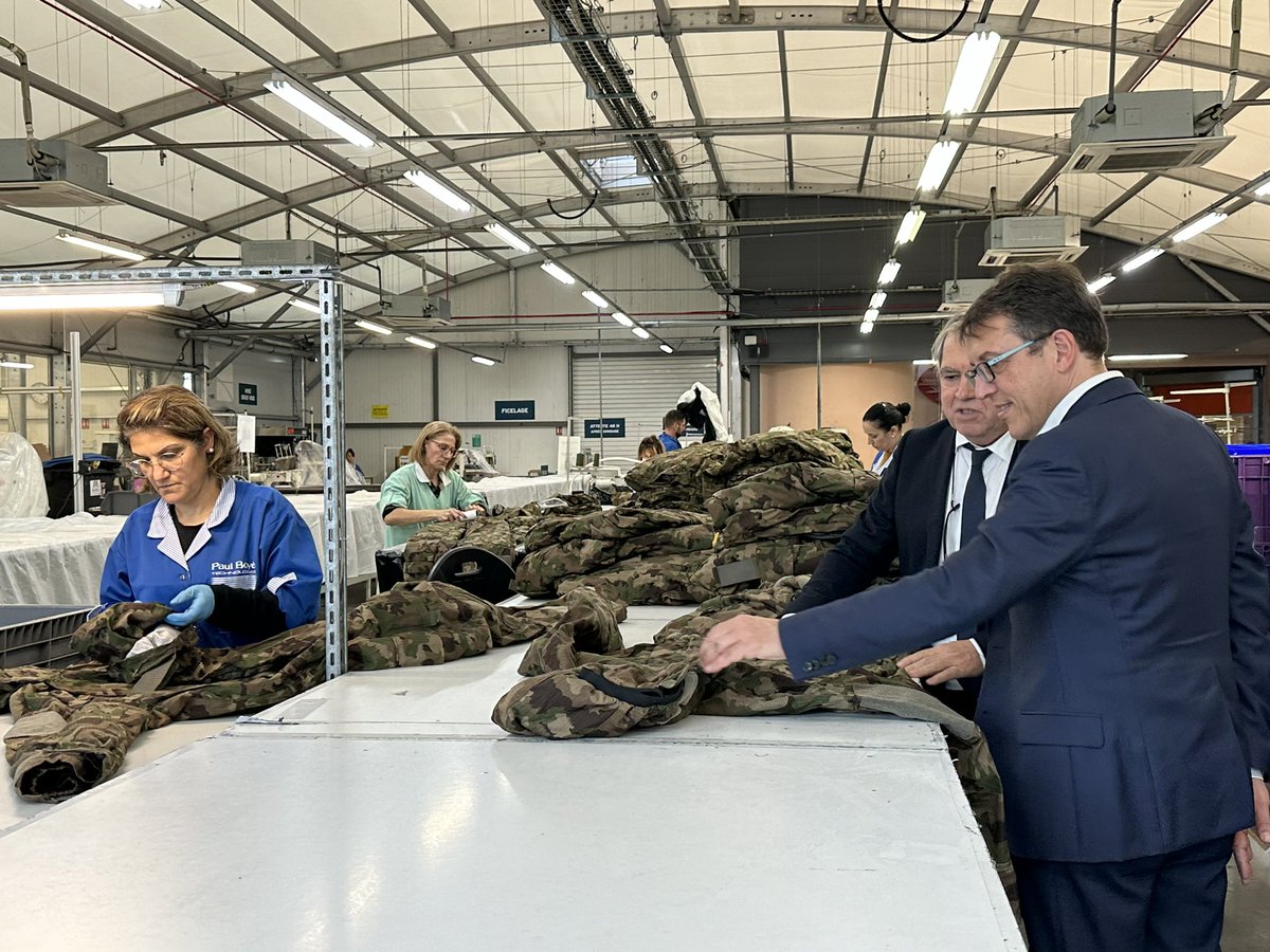 Christophe Clergeau (@clergeau) on Twitter photo Hier après-midi, j’ai visité l’entreprise <a href="/paulboye_tech/">Paul Boyé Technologies</a>, fleuron Français de l’équipement de sécurité et fabricant de masques chirurgicaux et ffp2 qui a stoppé sa production faute de commandes de la part des pouvoir publics qui achètent des 😷 à des importateurs étrangers. 3/5 Hier après-midi, j’ai visité l’entreprise <a href="/paulboye_tech/">Paul Boyé Technologies</a>, fleuron Français de l’équipement de sécurité et fabricant de masques chirurgicaux et ffp2 qui a stoppé sa production faute de commandes de la part des pouvoir publics qui achètent des 😷 à des importateurs étrangers. 3/5