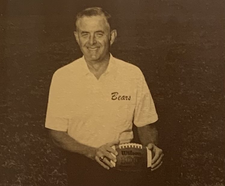 Wishing a happy 83rd birthday to the late Barton legend and “Head Bear” Frank McClellan. #arpreps 

• Winningest coach in state history (346)

• 8 state titles

• Nat’l HS HoF inductee (‘03)

Listen to his episode: shorturl.at/eszMS