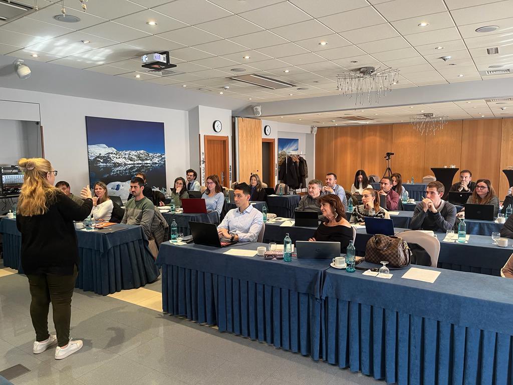 AndorraBusiness's tweet photo. 📌 I al nostre #ProgramaGrowth de creixement empresarial, @montsepenarroya ens parla de màrqueting digital i tradicional, i com portar visites al lloc web amb SEO i amb publicitat. #InvestinAndorra https://t.co/WFkrXgJuv3