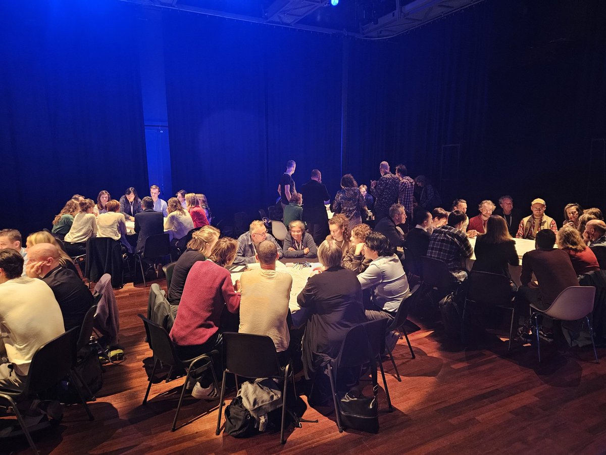 Parken010's tweet photo. Volle bak bij de @RotterdamNP sessie tijdens 't #smc23 #Stadsmakerscongres in de Schouwburg vandaag. Op naar 'n bidboek / plan voor #RotterdamNationalParkCity in 2030. Met als grote voorbeeld @LondonNPC. #Rotterdam is officieel genomineerd!!! https://t.co/1DYvPKDihK