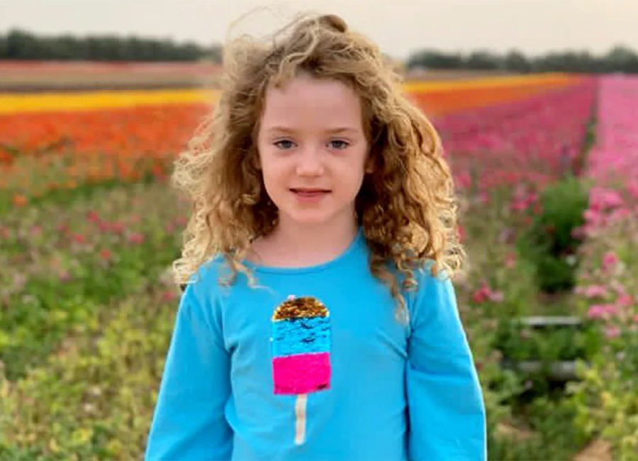 julienbahloul's tweet photo. Elle s'appelle Emily. 
Aujourd'hui c'est anniversaire. Elle a 9 ans.

Elle ne soufflera pas de bougies. 

Emily est otage des islamistes du #Hamas depuis 42 jours.

Tiens bon Emily, nous t'attendons  la maison. 
#BringThemHome https://t.co/JnTRxhsQqP