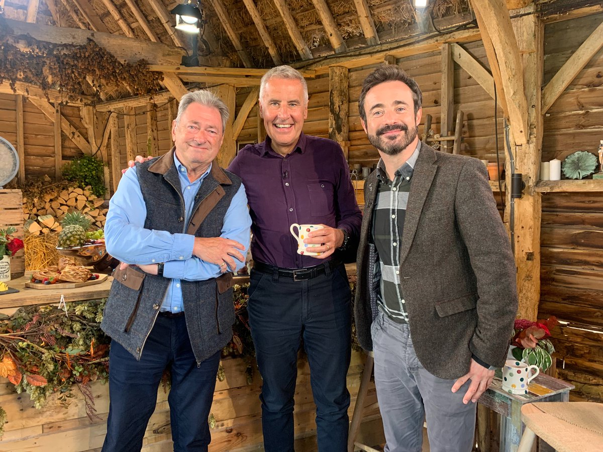 Our King @mrjoemcfadden has been taking time off ruling with an iron fist to appear on the @TitchmarchShow Do Tune in, it's the law LOVE YOUR WEEKEND WITH ALAN TITCHMARSH ITV 1 Sunday 19 November - 9.30am