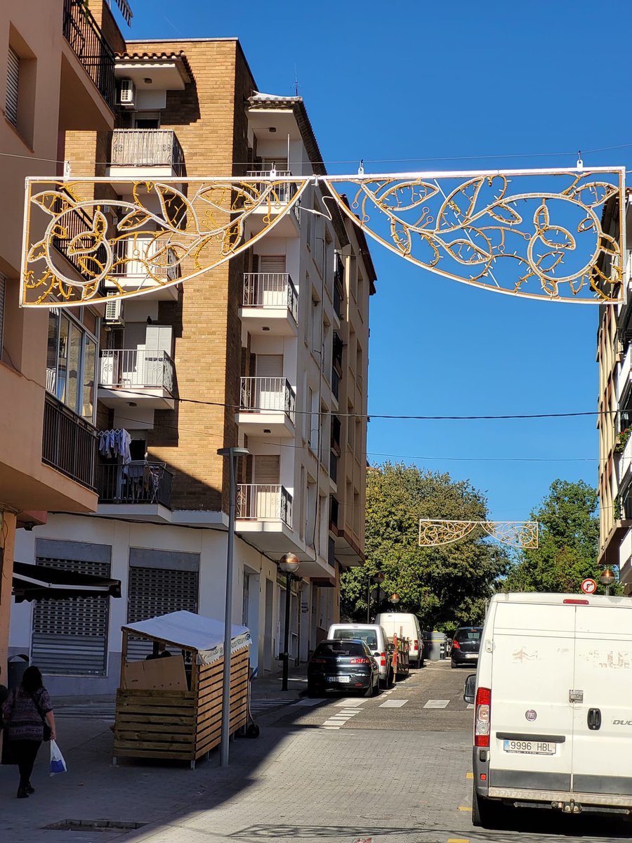 🌳 Continuen les tasques de poda als carrers, avui a l’avinguda Vidal i Barraquer! I no és l’única intervenció als carrers, perquè s’acosta Nadal i ja està en marxa la col·locació de les llums, totes LED, tenint en compte els reptes sostenibles que ens hem marcat! ✊🏼

#Cambrils
