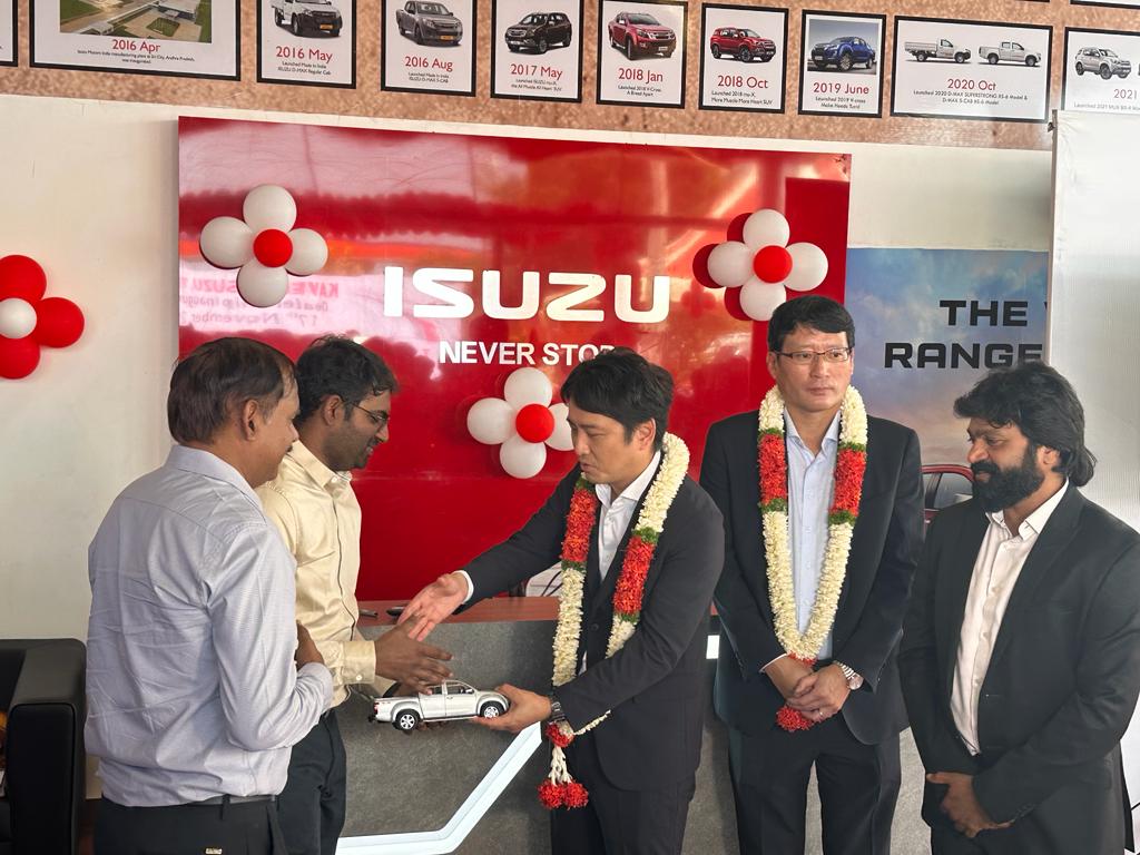 Isuzu Motors India inaugurated a new dealership in Trichy, expanding our footprint in Tamil Nadu with Kaveri Isuzu. (1/2)

#Isuzu #IsuzuMotorsIndia #KaveriIsuzu #NewDealership #NewDealer #Trichycity #TamilNadu