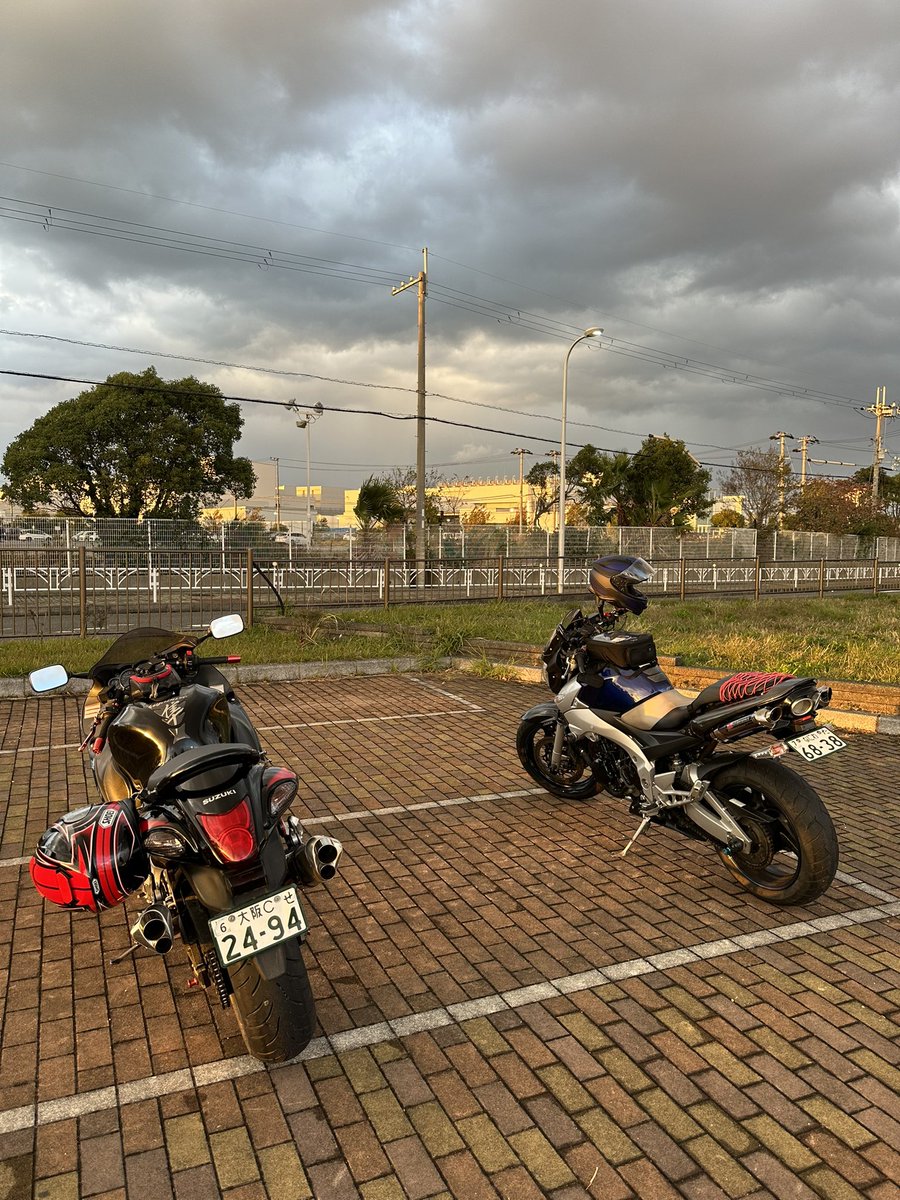 shunGSX1300R's tweet photo. 今日は新品に替えたタイヤの慣らしを兼ねて二色の浜まで

小雨でタイヤの慣らしはミスったけど🤪

約150kmでした〜 https://t.co/JwQwAyjHCA