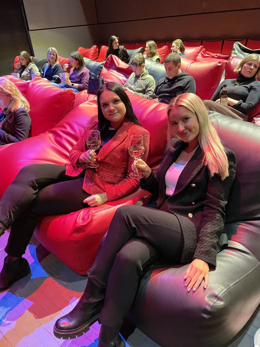 Mūsu biroja rudens tradīcija - Kino Mājas apmeklējums. Šajā reizē vērojām📽️ #DumbMoney Neiztikām arī bez gardumiem un paša svarīgākā - sarunām un jauka laika ar kolēģiem. #Sorainen #birojadzīve #rudensvakari