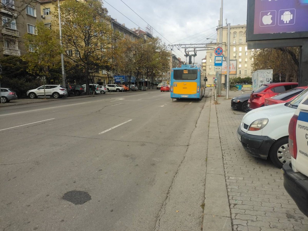 terziev's tweet photo. Снощи бях пряк свидетел на това, което се случи в центъра на София по време на заявения като мирен протест. Гледката беше травмираща.

Най-грозното е колко много хора бяха ранени. Даже след края на протеста срещах из улиците граждани, които бяха пострадали. Това, което трудно ще заличим, е неприятното усещане от проявената агресия. От това, че протестът остана мирен само на хартия и пострадаха хора.

Искам да уточня, че при съгласуването на протеста с мен, нито една от отговорните институции не даде знак, че се очакват провокации и проблеми. А само при такива сигнали, информации и очаквания от органите на реда, кметът може да не съгласува събитието. Законът е ясен – отговорността е на организаторите и на МВР.

Болеше ме и като гражданин, и като кмет на София да виждам как всичко около нас се разрушава, опожарява и чупи умишлено.
Още снощи наредих районът да бъде напълно възстановен. Аварийните екипи на Столичната община бяха на терен цяла нощ, а служителите им не се прибраха при семействата си, за да се погрижат за възстановяване на щетите.

Над 80 елемента от градската инфраструктура са с установени щети след вчерашните събития - счупени или изгорени колчета, контейнери и кошчета, кашпи, стоянки за велосипеди. Опожарен е и автомобил на Общинската полиция. Столичната община ще поиска от организатора на протеста да възстанови щетите по публичната инфраструктура.

Всеки протест е част от демократичния процес на изразяване на мнение. Участвал съм в протести на демократичната общност, на които хората не се страхуваха да идват с децата си, с домашни любимци, с велосипеди. А след нас дори цветята в алеите оставяхме непокътнати. Въпрос на гражданска съвест и отговорност е да пазим София, за чието облагородяване плащаме всички.