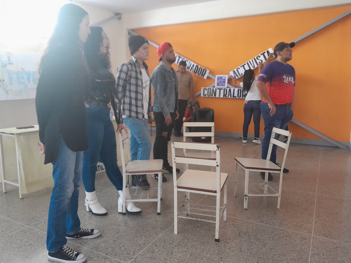 MerlyColteatro's tweet photo. Ayer integrantes de el nucleo estadal del MTCR del estado Lara compartio una puesta en escena de la obra oscuros 16 a los jóvenes  delegados municipales de nuestro estado de la FEEVEM. 
@NicolasMaduro
@_LaAvanzadora 
@WuikelmanAngelP 
@dgcteatro 
@cdcelara 
@CulturaLara_ZE https://t.co/ZNxLvuchqr