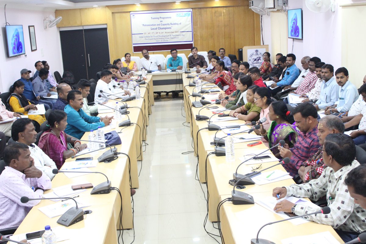 sird_pr_odisha's tweet photo. Sarpanches from different districts have presented their innovative works done in their respective GPs in theme-4 &amp; 5 under #LocalizationofSDGs in the training programme of Patronization and CB of Local Champions. https://t.co/wiaJUjLEaA