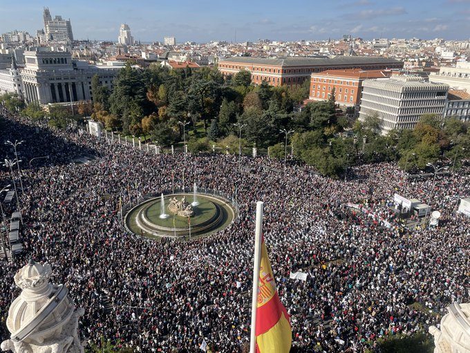 laudasan's tweet photo. @JuanCerberos Acá,Plaza Cibeles-Madrid,llena de argentinos que también votan a Milei....🤣 https://t.co/apII3fbj3l