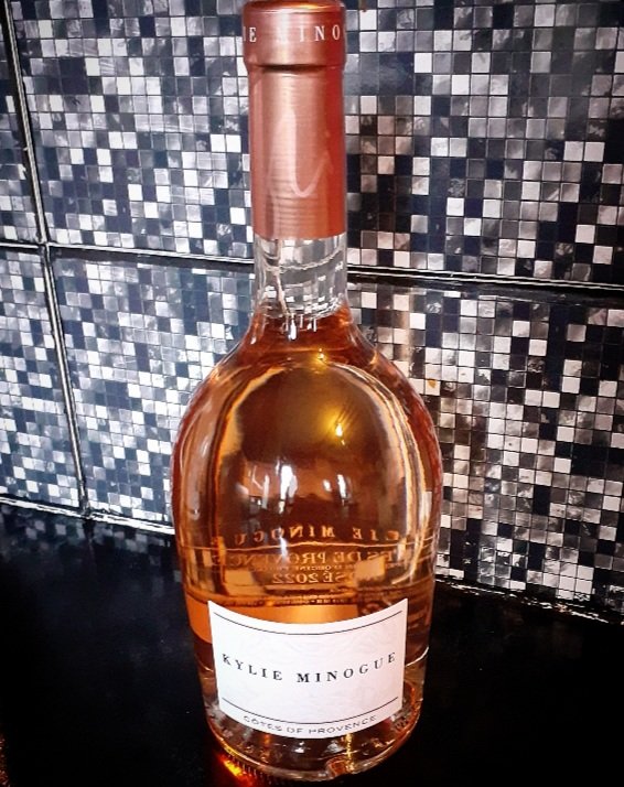 magzz's tweet photo. Came across this today 😍 and HAD to buy it...it's now put away for Christmas 🎄...if it lasts that long 🙈😂 #cantgetyououttamyhead @kylieminogue https://t.co/XY2DAKFr9P