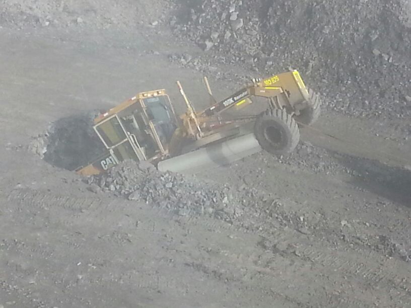 NeilRingdahl's tweet image. #Friday #mining #mayhem 
When your open pit collapses into old, underground mine workings right beneath the main ramp.😬