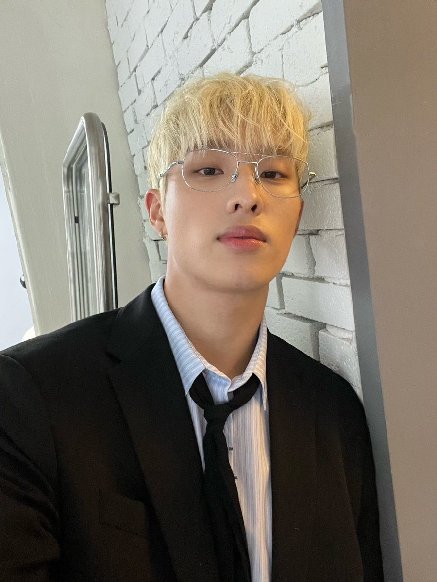 P1H_members's tweet photo. 금발 살짝 그립다..👨🏼‍💼💼

#P1Harmony #KEEHO https://t.co/kcGZ1PbpO4