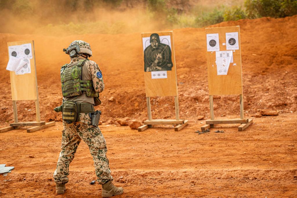 Maavoimat's tweet photo. EUTM Mali -koulutusoperaatiossa suomalaiset #rauhanturvaajat jatkavat työskentelyä monikansallisessa esikunnassa ja ylläpitävät ampumataitojaan. Operaation supistumisen myötä suomalaisten panos päivittäiseen toimintaan on kasvanut yhä merkittävämmäksi.
#maavoimat #kriha #EUTMMali https://t.co/lsNbWOjEcy