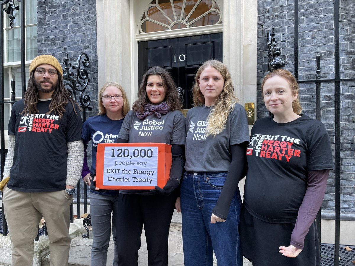 friends_earth's tweet image. 📍 Downing Street 

Today we handed in our petition that 120,000 OF YOU signed - calling for the government to leave the climate wrecking Energy Charter Treaty.

This treaty is the biggest climate action killer nobody has ever heard of... 🧵