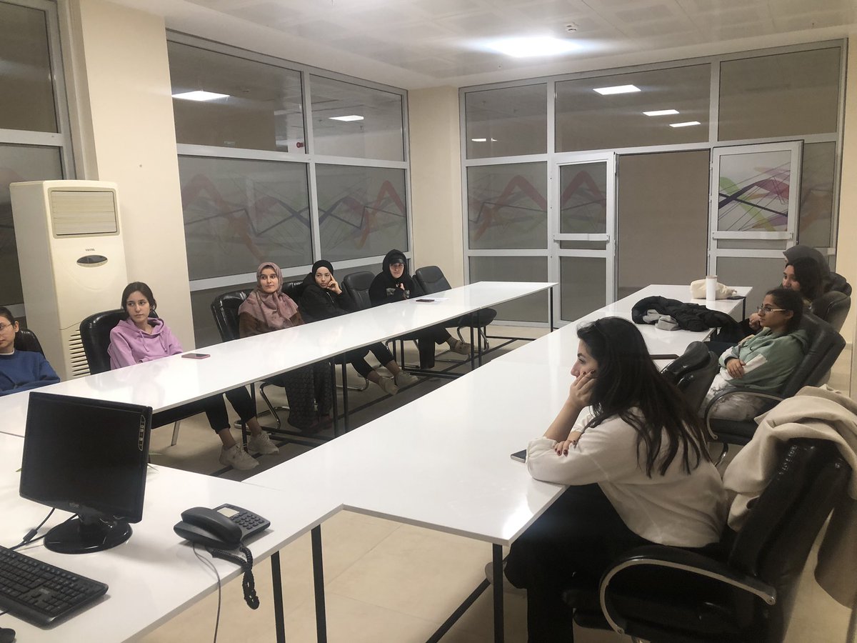 📍Pamukkale Yurt Müdürlüğü 
Psikoloğumuz Ayşenur TEK tarafından Psikoloji Atölyemiz devam ediyor.. Bu hafta öğrencilerimizin yaşadığı sınav kaygısını azaltma yöntemleri hakkında konuşuldu..