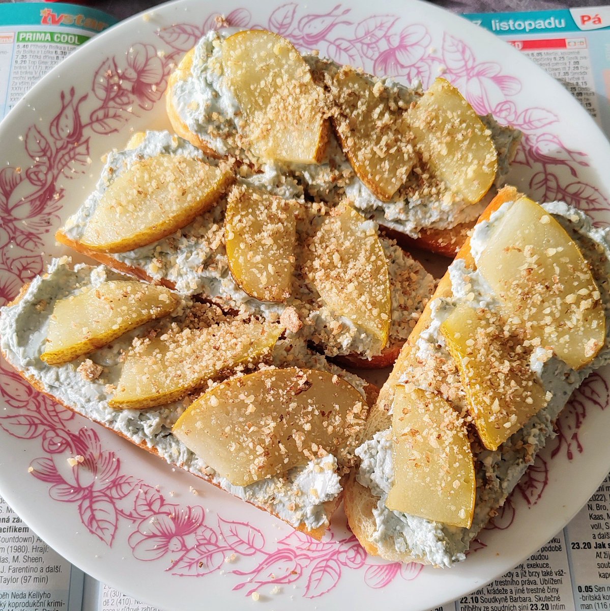 Tak taky přidám své dnešní jídlo - bagetky s pomazánkou z nivy a Lučiny, karamelizovanou hruškou a posypem z vlašských ořechů. Dobrou chuť.