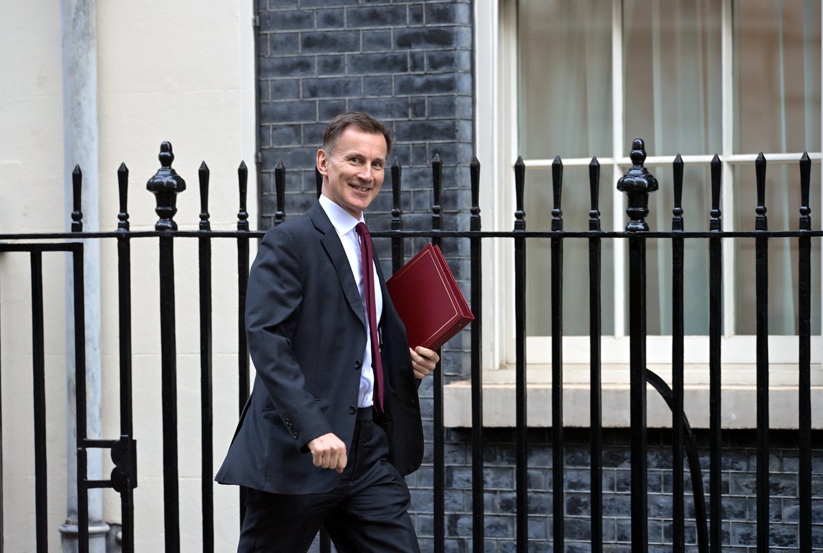 Speculation is growing this morning about Jeremy Hunt delivering some tax cuts next week during the #autumnstatement.
He is considering:
💠Cutting taxes for SME's
💠Increasing the #VAT threshold to £90,000
💠 Cutting #IHT if assets are passed to children or grandchildren 
#uksme