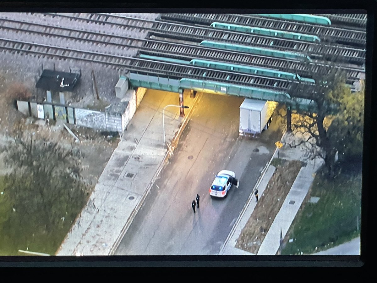 New: Semi stuck under viaduct near Lake and Hamlin in East Garfield Park. Police are on scene helping with traffic, which is getting by in one lane. @WGNMorningNews