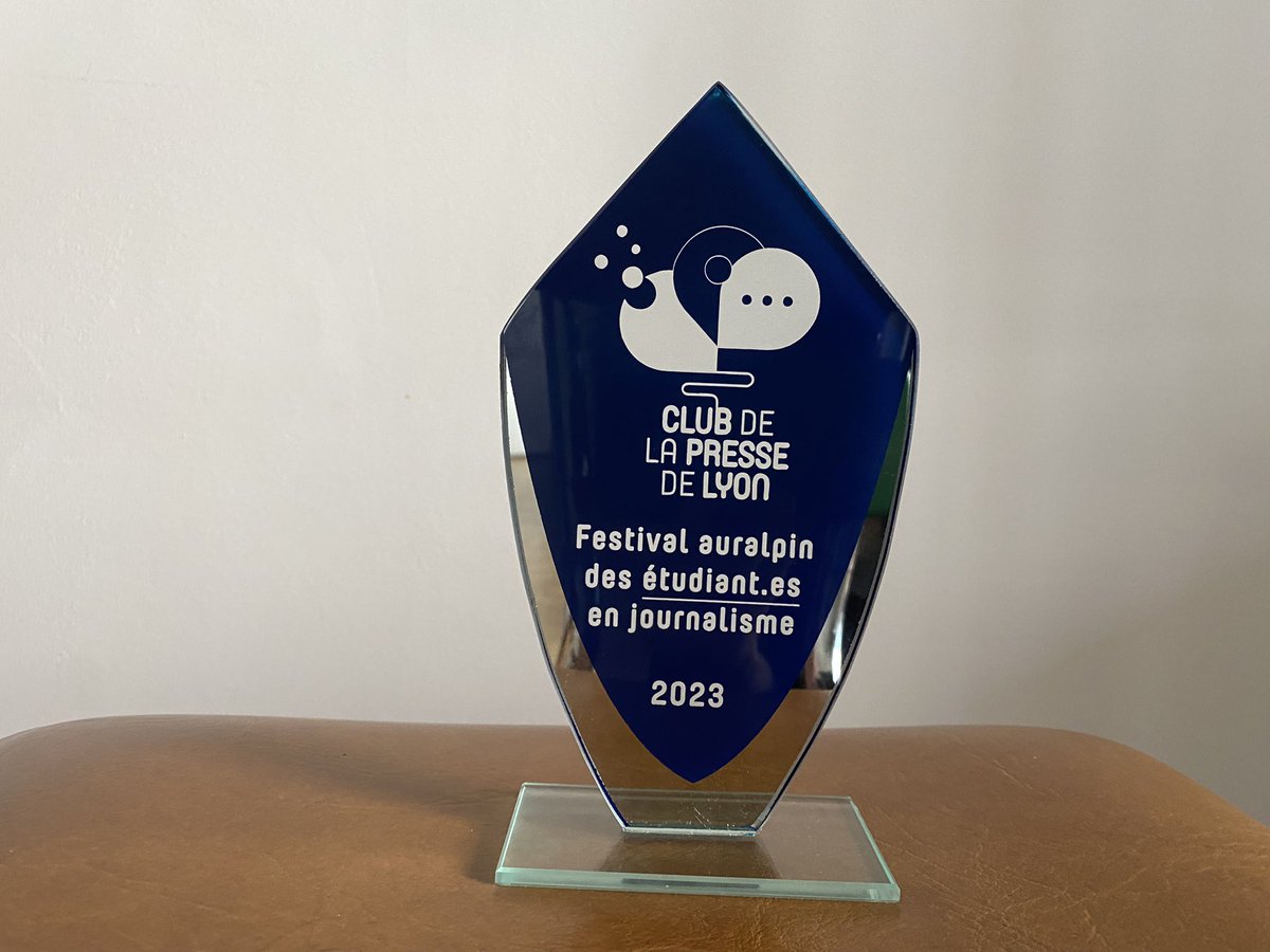 Un grand merci au @Clubpresselyon qui a récompensé mon enquête de fin de Master sur le droit d’asile. T. Kiefer et <a href="/anthony_diao/">Anthony DIAO</a>, vous êtes des chefs. Une bonne raison de fêter la fin de mes études à @iscpaLyon 🎓