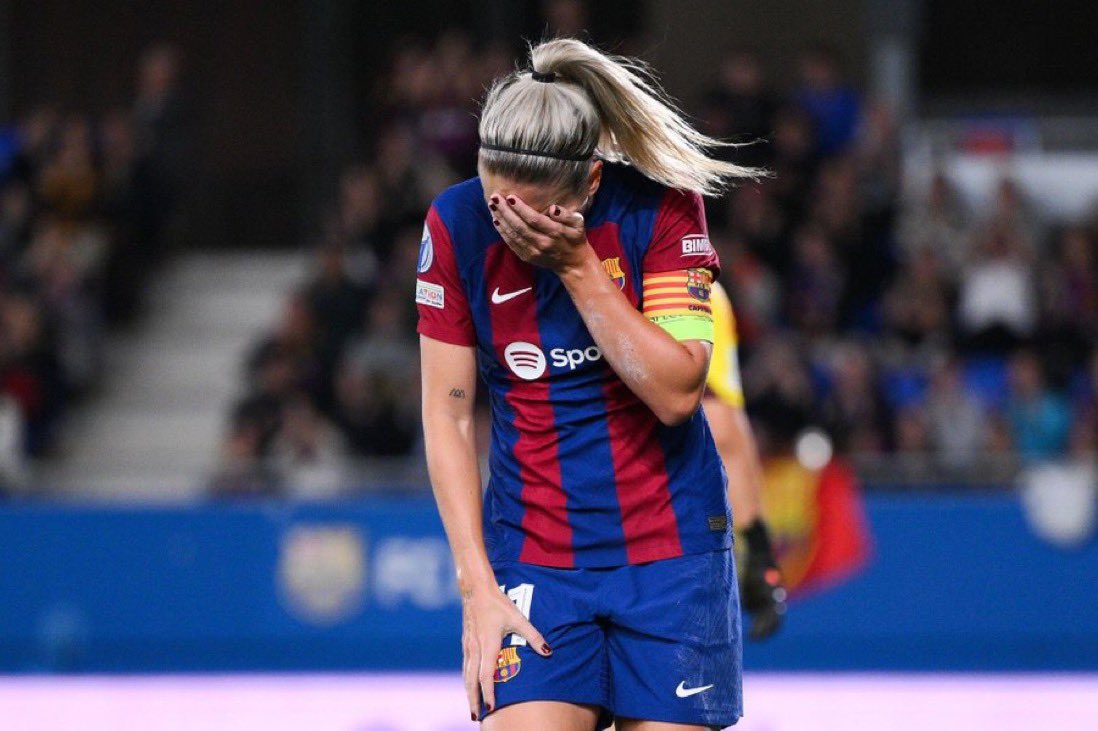 🚨 𝗔𝗟𝗘𝗫𝗜𝗔 𝗡𝗢 𝗦𝗘 𝗘𝗡𝗧𝗥𝗘𝗡𝗔 | #Barca

ℹ️ Cuenta @ap_angelperez que Alexia Putellas sigue sin entrenarse con el grupo a dos días de El Clásico.

🗣️ La esperanza es que pueda ir convocada para disputar algunos minutos.

#WeAreCampeonas | #ElClasico