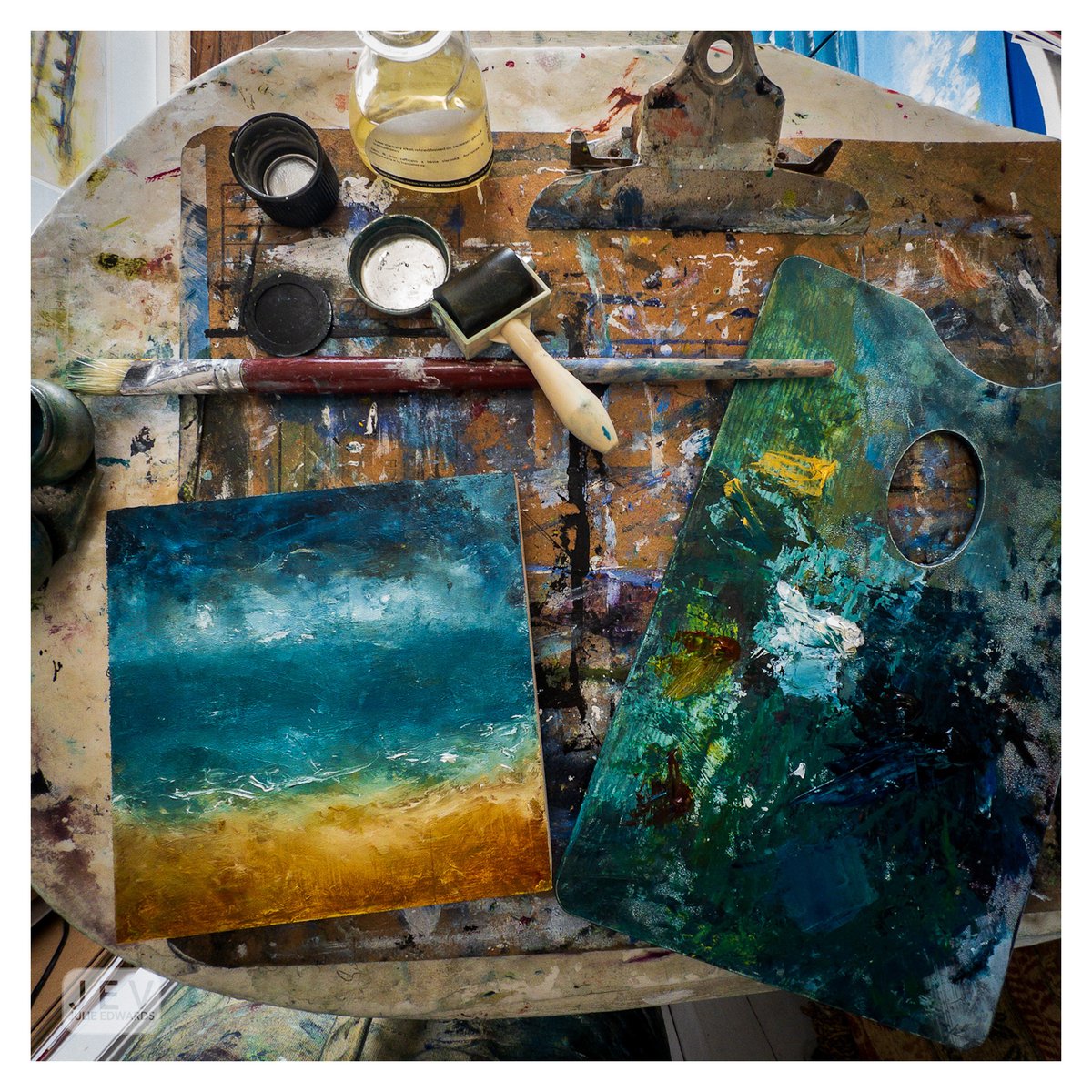 j_edwards_photo's tweet image. Enjoying some #studiotime #painting on the #worthing #seafront today creating some small #abstractseascape #oilpainting 

Plenty of stormy inspiration over the last few weeks which I need to translate into works. The beach time is paying off. 

#artistslife @eastbeachstudios