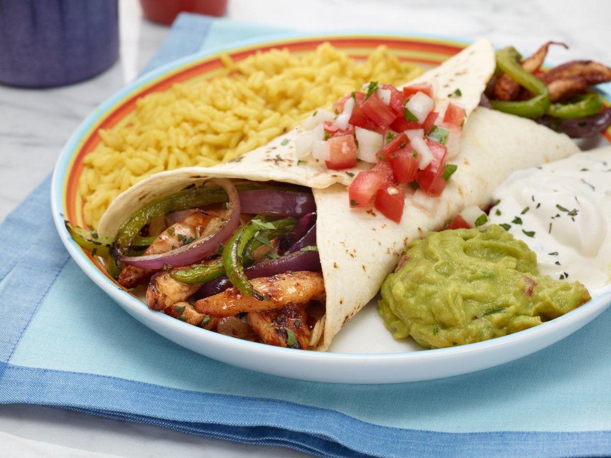 We're bringing spice to #FakeawayFriday with our Chipotle Chicken Fajitas 🌶️ These moreish wraps are simple to make and will be a crowd-pleaser when cooking for others. #ChipotleChickenFajitas
🔗 Click the link for the full recipe: foodnetwork.co.uk/recipes/chipot…