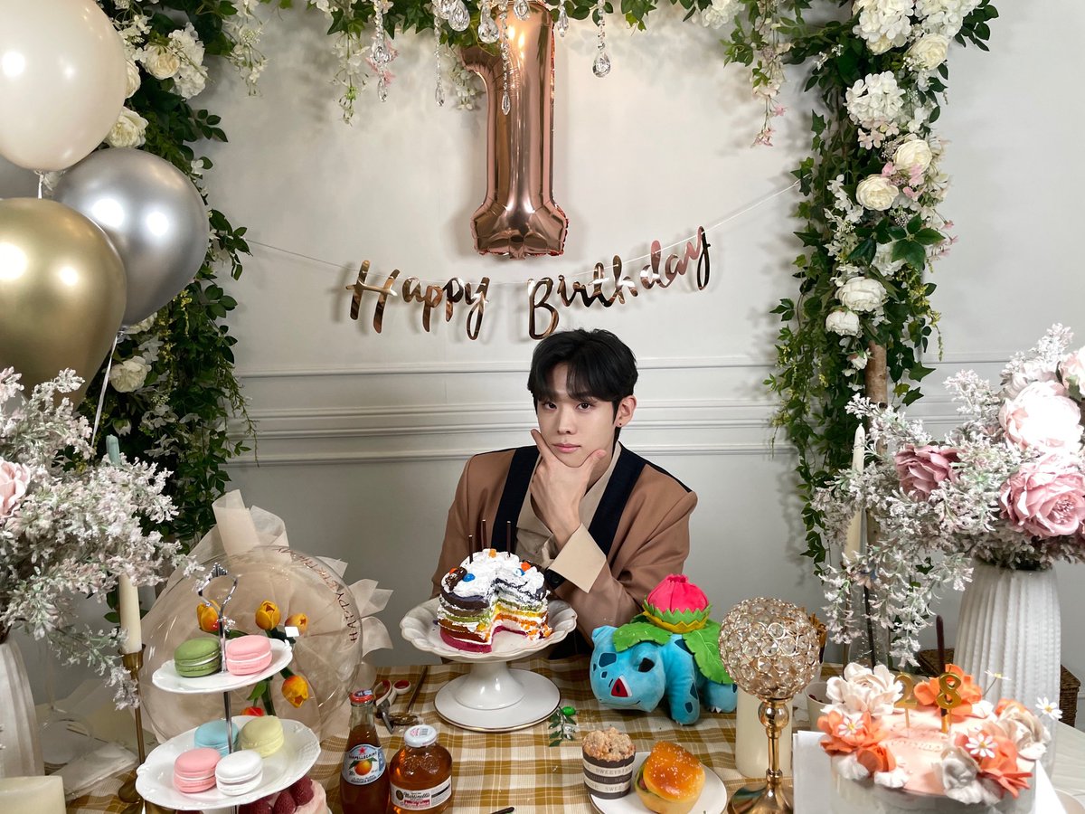 Iveningive's tweet photo. algo que tenemos en común el cumpleañero y yo es nuestro intenso amor por #𝑆traw𝑏unnyꕮ𝑑ay un día en que recolectemos la mayor cantidad que me logre consentir solo para tener un #𝟛rd계절t𝐨gǝ𝕥her.

      -`🧸♡  𝐬𝐭𝐚𝐫light 𝒚umeko ୭̥⋆ https://t.co/yTpfcRox7O
