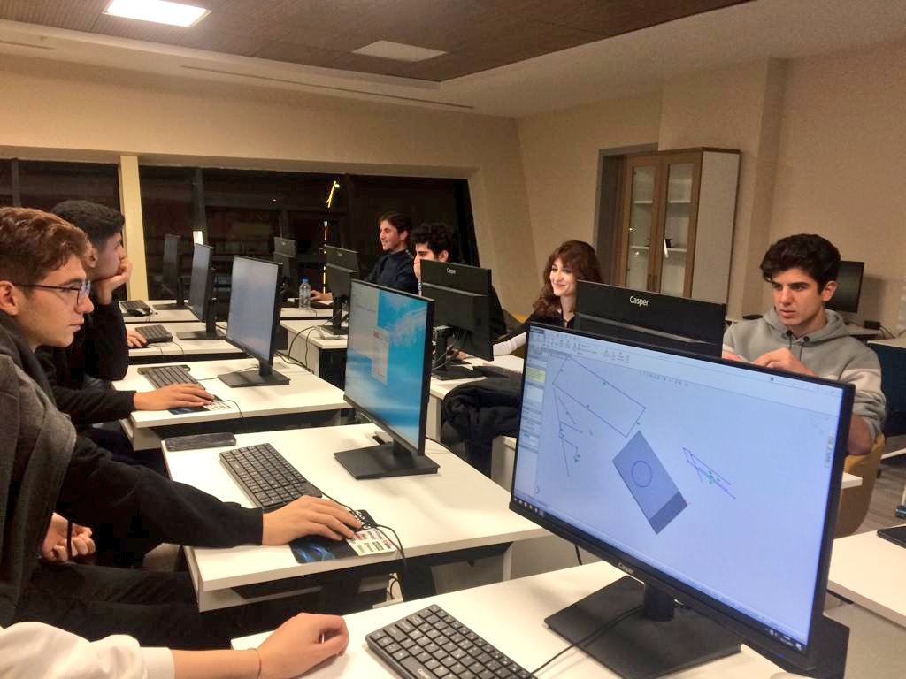 📍 Erzincan On Üç Şubat Gençlik Merkezi 
Solidworks Eğitimi Gençlik Merkezimizde başladı.👨‍💻
#GSBGM

<a href="/OA_BAK/">Dr. Osman Aşkın Bak</a> 
<a href="/gencliksporbak/">Gençlik ve Spor Bakanlığı 🇹🇷</a>