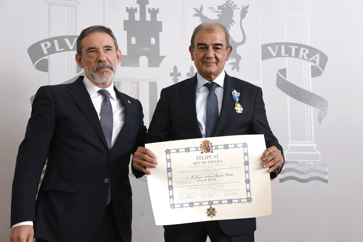 CEPES2's tweet photo. Gracias por tanto!!!. Hoy hemos asistido a un emocionante acto en el que nuestro presidente @japedreno ha recibido la Cruz oficial de la Orden del Mérito Civil en por su trayectoria personal y profesional. Un reconocimiento que otorga su Majestad el Rey Felipe VI https://t.co/6Je6PdJrw9