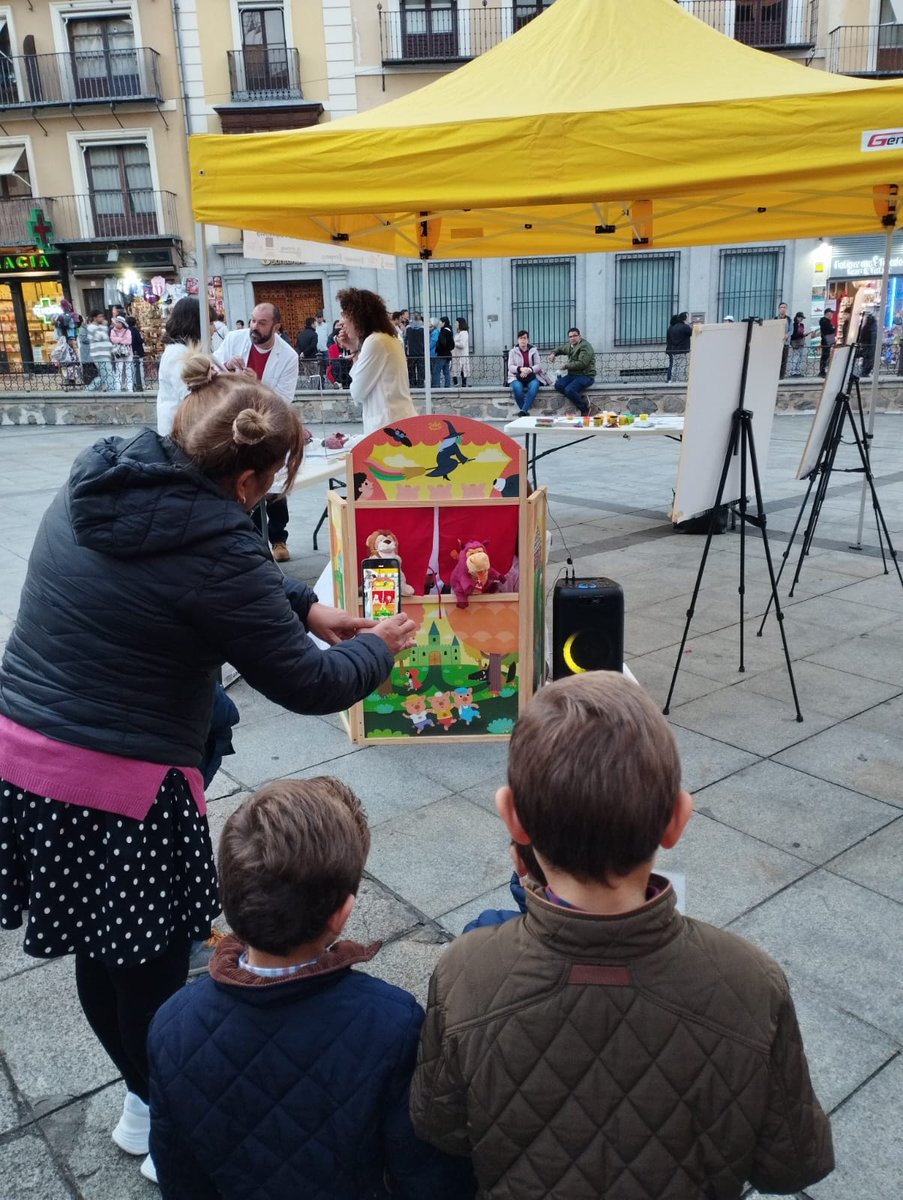 HNPdivulga1's tweet photo. Éxito total en nuestro primer pase de la #SemanaDeLaCiencia 👏🏼👏🏼👏🏼👏🏼 Niños y mayores aprendiendo y disfrutando de la #neurociencia.
Seguimos mañana en Zocodover. Os esperamos de 11.00 a 13.30h y de 17.00 a 19.00h
@HNParaplejicos @SanidadCLM @toledoayto https://t.co/uD2zGYGCtm