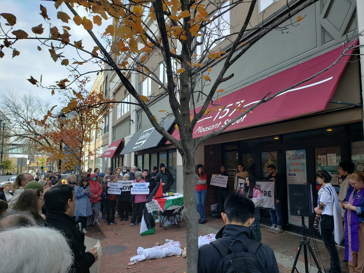 TutusNTinyHats's tweet photo. Currently at an interfaith vigil at @WhipKClark's Malden office, calling on her to support a ceasefire. #mapoli @IfNotNowBoston @JVPBoston https://t.co/CVv56qoBda