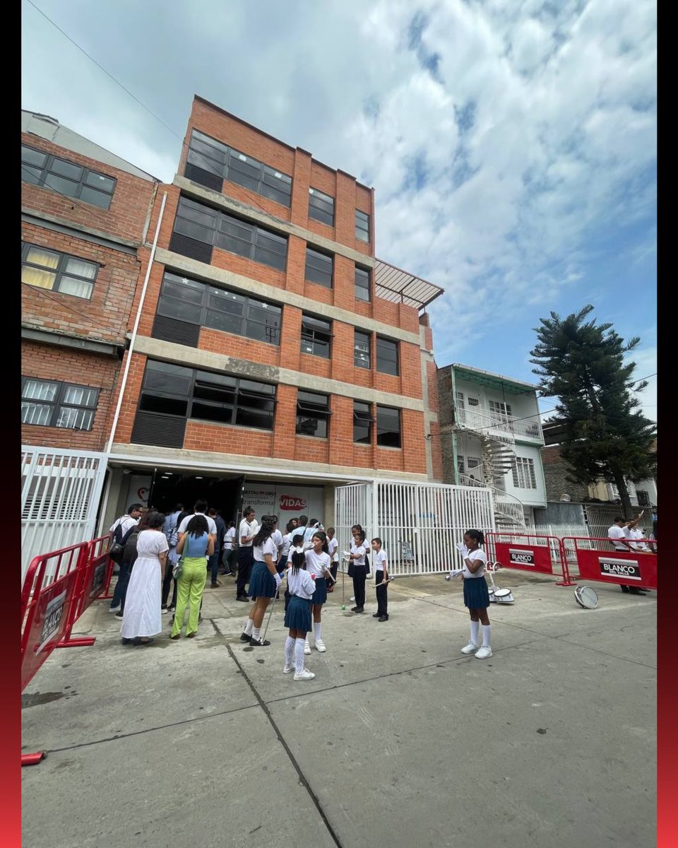 CWMasNoticias's tweet photo. CALI | Qué orgullo, es la primera universidad de este tipo en Latinoamérica y está en nuestra ciudad. 

Se trata de la universidad de la Fundación Jeison Aristizabal que abrió sus puertas en el barrio Ricardo Balcázar, en el oriente de Cali. 

Allí, los jóvenes con discapacidad reciben formación para la vida. La construcción de este centro educativo fue gracias al apoyo de diferentes universidades y el respaldo de artistas como Marc Anthony y Maluma. 

¿Qué opinas de esta buena noticia? 

Síguenos en @caliwebco 

#CaliWeb #CW #Cali #Educación