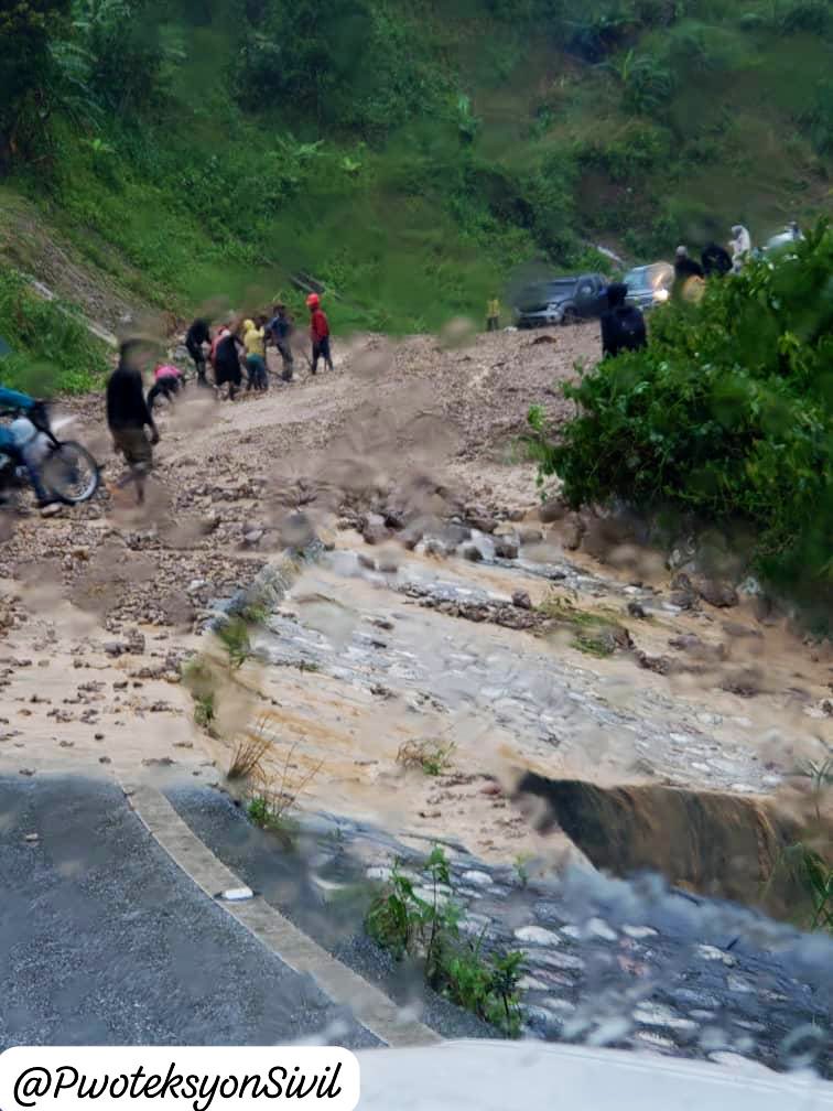 🚨 Gen yon glisman teren ki bloke wout nasyonal #7 la nan zòn rivyè Glas. Wout nasyonal sila relye Okay ak Jeremi.  #DepresyonTwopikal22