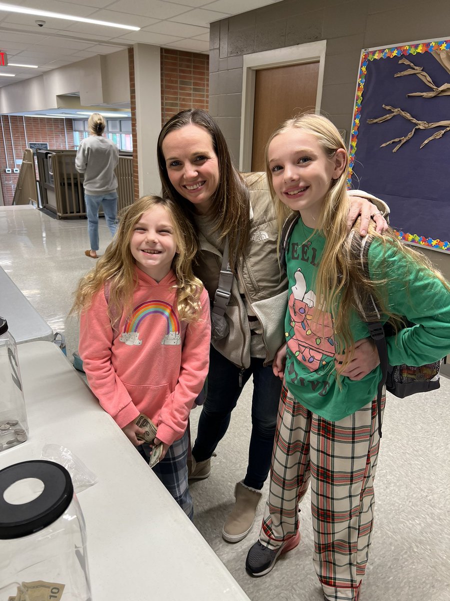 McGheeJennifer's tweet photo. We had a fantastic final day of Clash of the Quarters at Summit! Thank you to all who joined with donations of money, time, and/or excitement! Donate online at https://t.co/BLV9afB9mX. It’s been a great week of giving! @summitbees @SummitPTA @9UnitedLeaders https://t.co/g0XQ7zzKkw