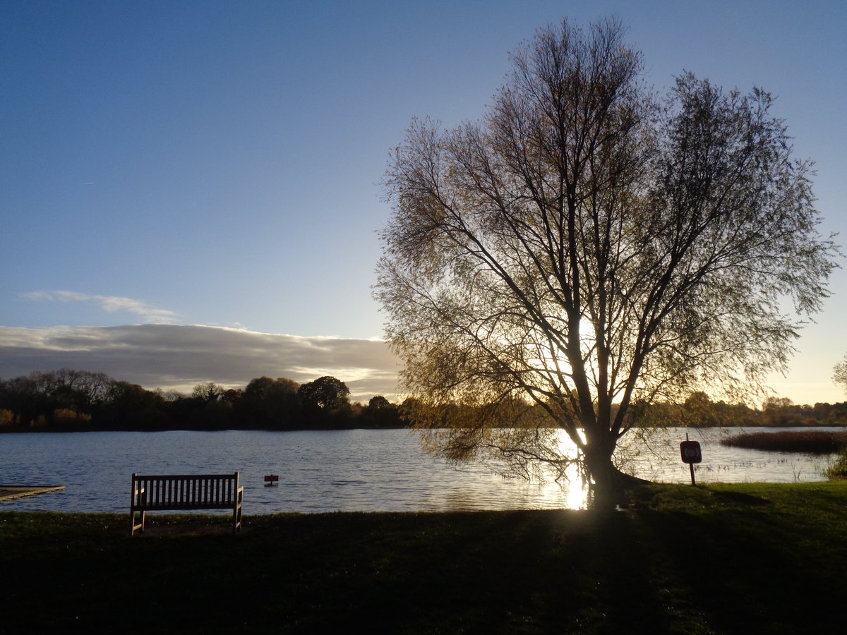 🥾Great walk after work at @HinchCPark. Have a lovely evening all🥂 #sunset #lake #NationalHikingDay #TakeAHikeDay