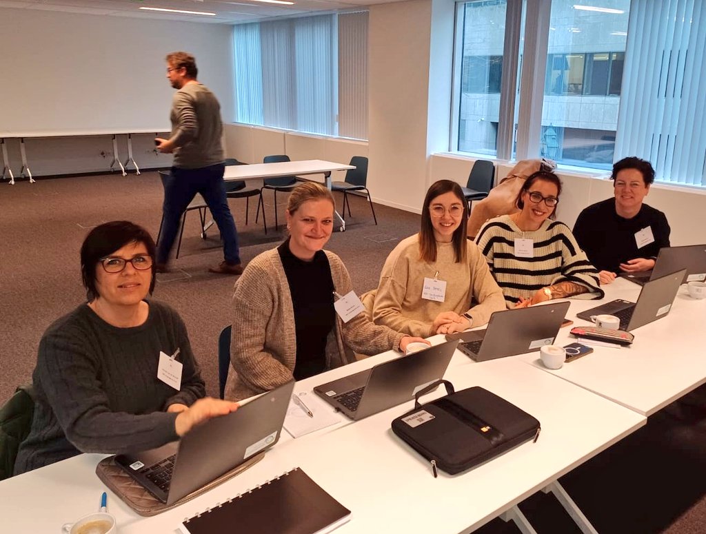 Lerendnetwerk moodle te Brussel. 
Altijd iets bijleren en vooral netwerken. 
I love #moodle . I love my job 😀