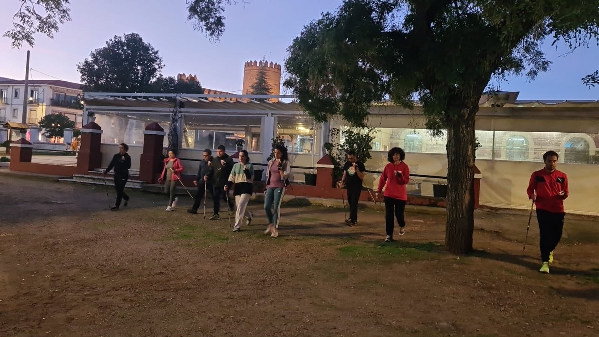 CPR_Zafra's tweet photo. Seguimos con el curso de Marcha Nórdica: #NordicWalking. Conocimiento, aprendizaje y aplicación al aula. Esta sesión ha sido práctica y los/as docentes han podido experimentar la Marcha Nórdica en un espacio abierto como es el Parque de la Paz de Zafra. https://t.co/Yh1evLlblN