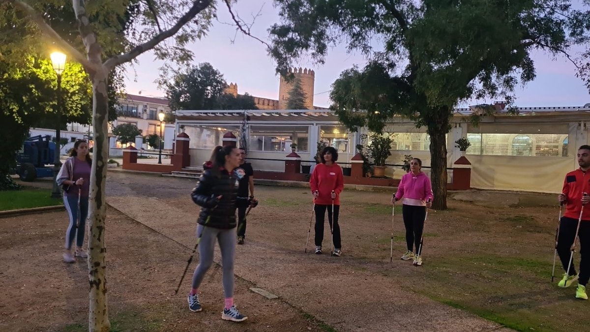 CPR_Zafra's tweet photo. Seguimos con el curso de Marcha Nórdica: #NordicWalking. Conocimiento, aprendizaje y aplicación al aula. Esta sesión ha sido práctica y los/as docentes han podido experimentar la Marcha Nórdica en un espacio abierto como es el Parque de la Paz de Zafra. https://t.co/Yh1evLlblN