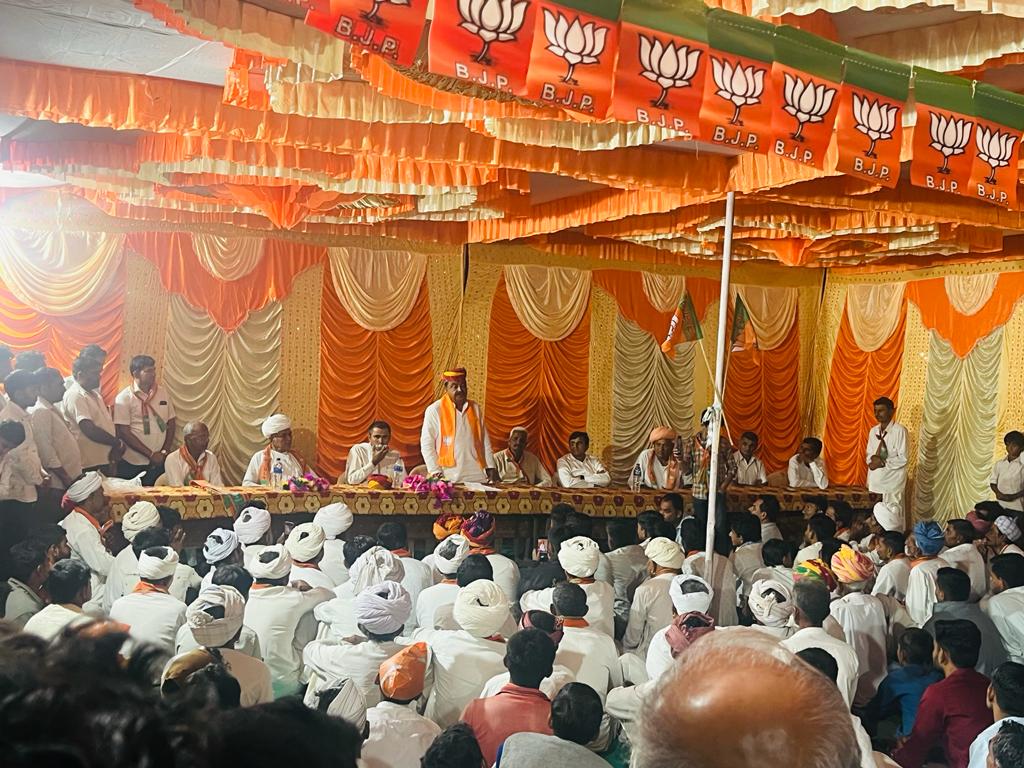 NsDewal's tweet photo. रानीवाड़ा में फिर एक बार, 
जीतेगी भाजपा सरकार।✌️

आज रानीवाड़ा विधानसभा के वासन देवडान में समस्त नागरिकों से जनसंपर्क कर उनके बहुमूल्य आशीर्वाद प्राप्त किए।

इस दौरान मिले सभी के साथ, सहकार और स्नेह भाजपा की जीत का ही संकेत है। https://t.co/tNtsHnkER8