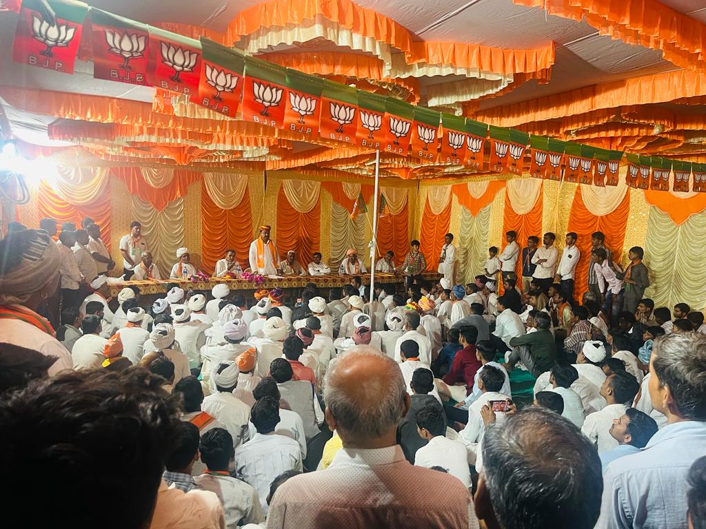 NsDewal's tweet photo. रानीवाड़ा में फिर एक बार, 
जीतेगी भाजपा सरकार।✌️

आज रानीवाड़ा विधानसभा के वासन देवडान में समस्त नागरिकों से जनसंपर्क कर उनके बहुमूल्य आशीर्वाद प्राप्त किए।

इस दौरान मिले सभी के साथ, सहकार और स्नेह भाजपा की जीत का ही संकेत है। https://t.co/tNtsHnkER8