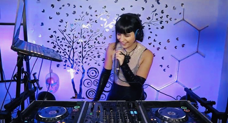 DjAleea's tweet photo. I can’t stop laughing! 🤣

#djmadrid #djspain #djespaña #streamer #djtwitch #twitchdjstream #djane https://t.co/MbaoLneM63