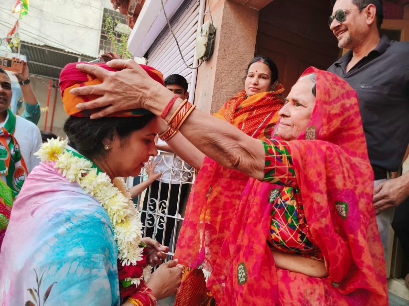 Manishapanwar02's tweet photo. आज जनसंपर्क को कड़ी में जोधपुर शहर विधानसभा क्षेत्र के पुराना नगर निगम, मेड़तीगेट, सिलावट का मोहल्ला, रावतों का बास, घोड़ा का चौक, सोनारो का बास, वार्ड नंबर 34 उत्तर आदि में जनसंपर्क किया तथा अधिक से अधिक संख्या में कांग्रेस को वोट देने की अपील की।
#AshokGehlot
#manishapanwar https://t.co/b2LToz0idm