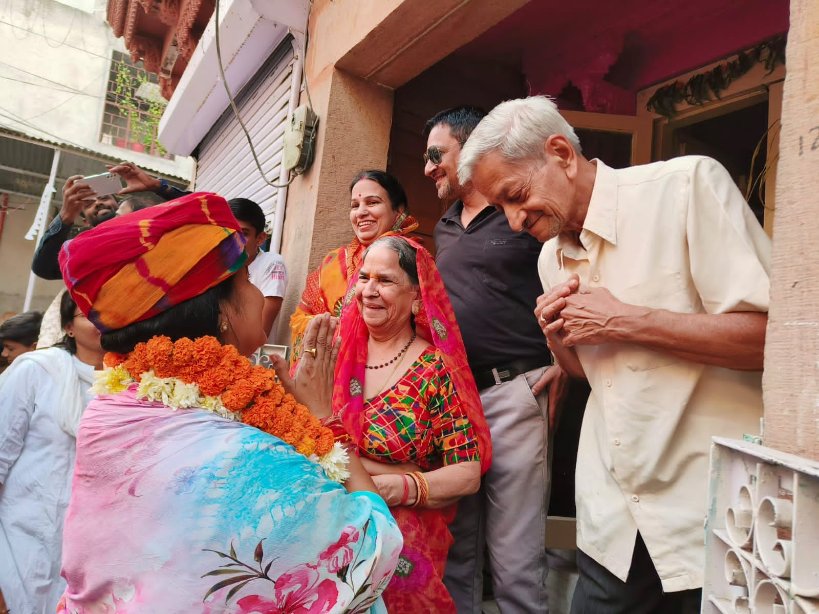 Manishapanwar02's tweet photo. आज जनसंपर्क को कड़ी में जोधपुर शहर विधानसभा क्षेत्र के पुराना नगर निगम, मेड़तीगेट, सिलावट का मोहल्ला, रावतों का बास, घोड़ा का चौक, सोनारो का बास, वार्ड नंबर 34 उत्तर आदि में जनसंपर्क किया तथा अधिक से अधिक संख्या में कांग्रेस को वोट देने की अपील की।
#AshokGehlot
#manishapanwar https://t.co/b2LToz0idm