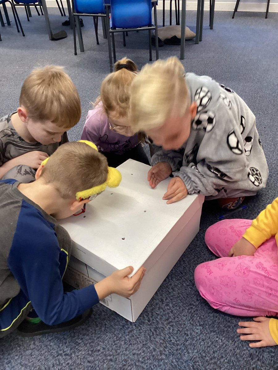 TheEllisY3's tweet photo. We have been investigating which colours we can see best in the dark. We also made posters to remind people how to keep people safe in the sun. #TheEllisScience https://t.co/BgUrMhT1YD