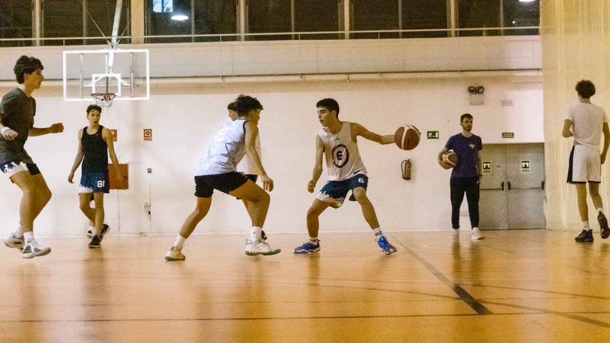 DistritOlimpico's tweet photo. ⛹🏽♂️ ¡Último día de entrenamientos de la semana!
💙 Mañana comienza el #FindeDO ¡VAMOS A POR TODAS!
#FamiliaDO #yosoyDO #semanadeentreno https://t.co/F27hiXMkuW