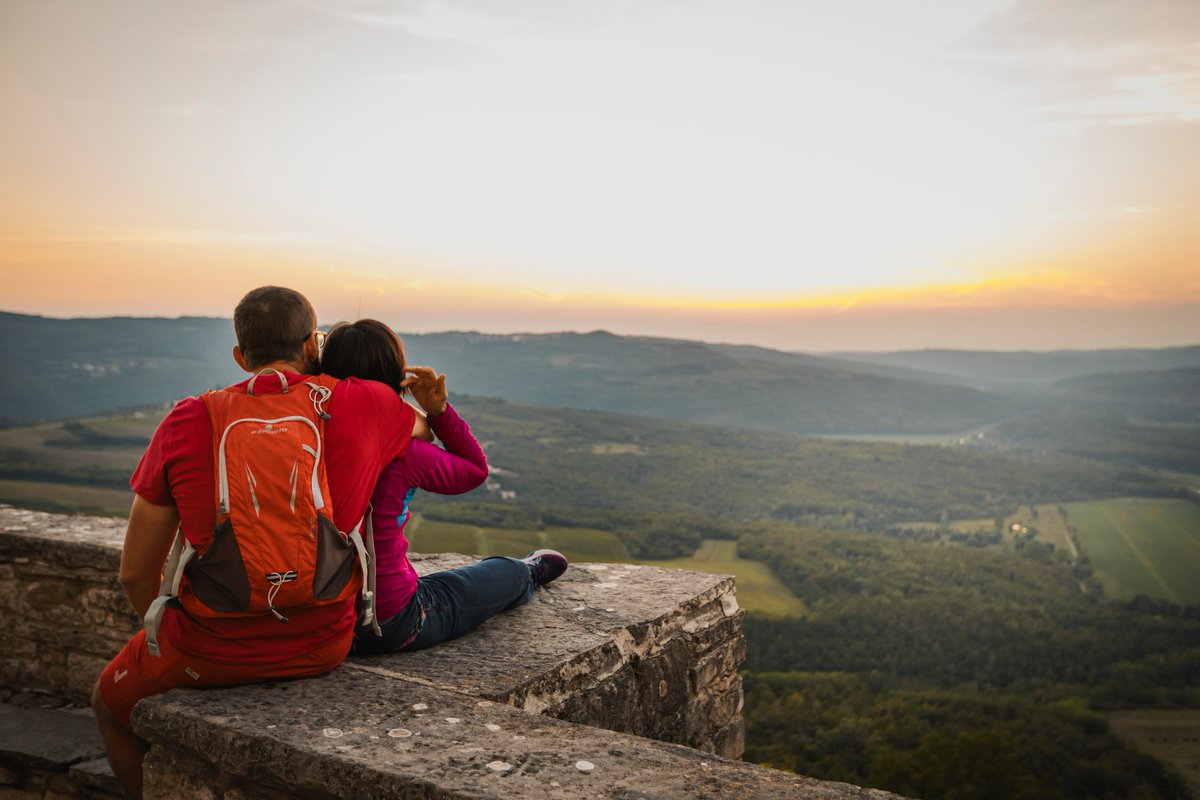 ColoursofIstria's tweet photo. #Motovun's impressive #walls embrace the town, leaving us breathless with their magical vistas. 🚶 They represent the best-preserved fortification system in #Istria, bringing #history to life and preserving the #mysterious atmosphere of the town. ☀️🏰 https://t.co/Mf1ASUQLme