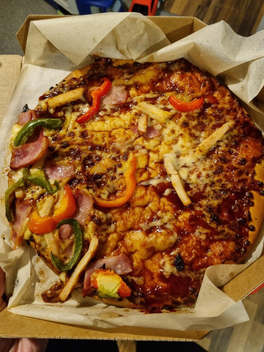 TeelaJayS's tweet photo. @Dominos_UK is the person who made this okay?... I generally prefer toppings on my whole pizza, not just on the crust on one side 🤨 https://t.co/KpvPDrNkl2