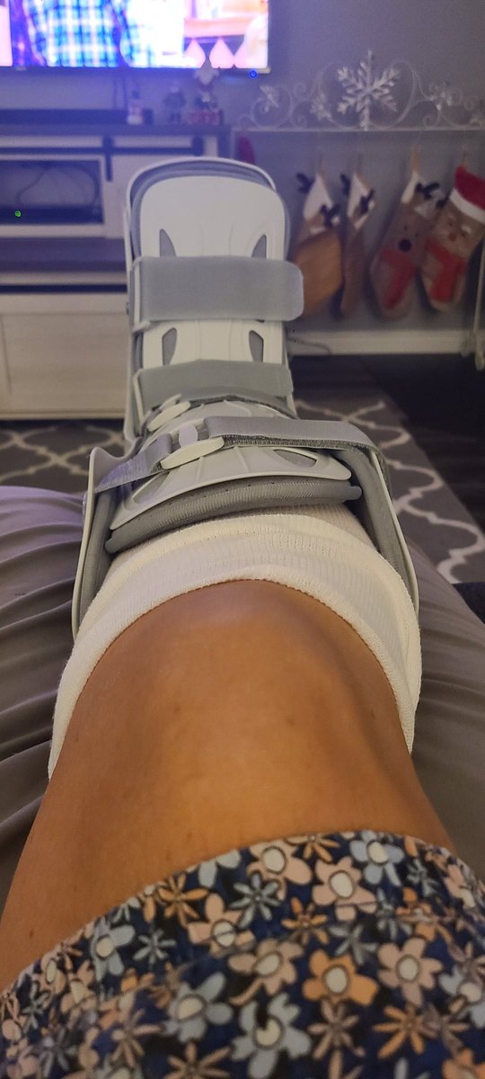 johnsharonk's tweet photo. @JonPardi looking forward to seeing you tonight with my BFF @DeleoJulia @MyTributeCentre it will be my first "pardi" since breaking and dislocating my ankle and breaking my tibia and fibia 5 weeks ago! https://t.co/tySG7hv8Ur